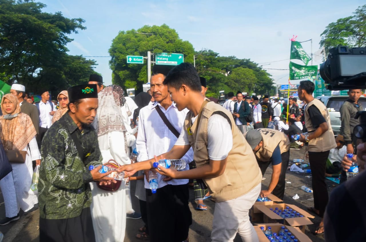 Bagikan Belasan Ribu Botol Air Minum, LDII Ikut Sukseskan 1 Abad NU