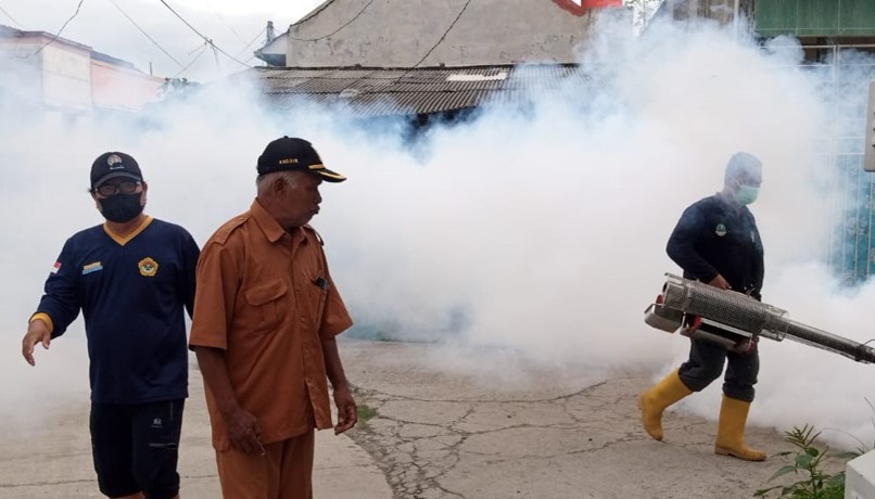 Warga LDII Karang Rahayu dan Puskesmas Sukaraya Adakan Fogging untuk Cegah Demam Berdarah